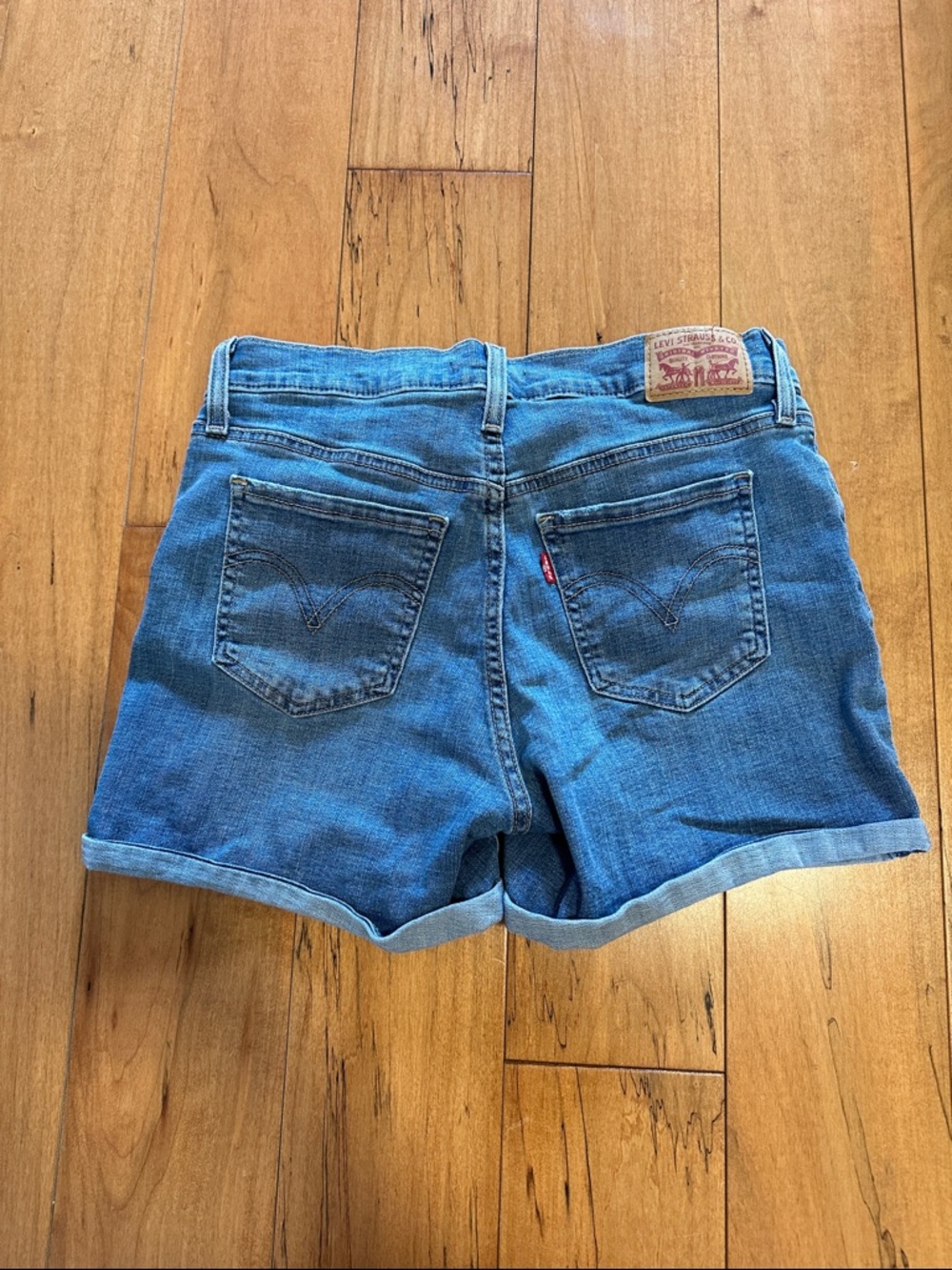 Levi’s Mid-Length Short - Picture 2 of 4